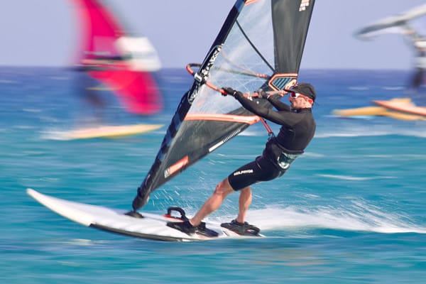 Wyjazdy windsurfingowe na Prasonisi, windsurfer płynie w pełnym ślizgu na desce