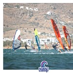 Windsurfing z Wavecamp - surferzy podczas zajęć z windsurfingu i mocny wiatr Naxos, przedżaglowanie