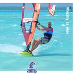 Windsurfer Maciek Kapuscinski płynie w ślizgu, przeżaglowany podczas mocnego wiatru na Bonaire na wyjeździe Wavecamp