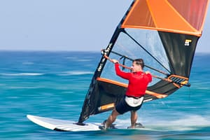 Kursant Wavecamp płynie w ślizgu na desce windsurfingowej na Rodos Prasonisi