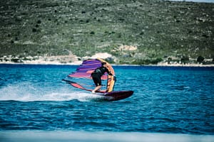 Rufa w ślizgu na obozie windsurfingowym Wavecamp w Alacati w Turcji