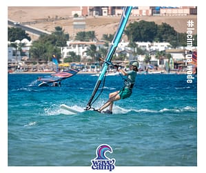 Surferka płynie na desce windsurfingowej podczas szkolenia Wavecamp w Dahab w Egipcie
