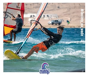 młody windsurfer na desce płynie podczas zajęć szkoleniowych Wavecamp w Dahab w Egipcie