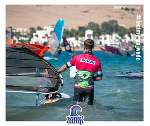 Instruktor windsurfingu Wavecamp podczas zajęć na wodzie w Dahab w Egipcie