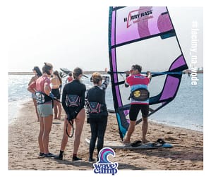 Instruktor Wavecamp tłumaczy teorię windsurfingu na plaży na Rodos