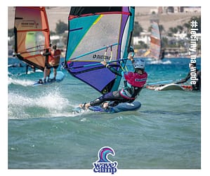 Instruktorka windsurfingu Wavecamp płynie w ślizgu na zajęciach w Dahab
