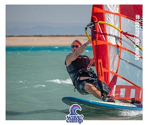Kursant na wyjeździe windsurfingowym do Dahab w Egipcie płynie na desce w ślizgu