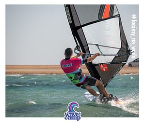 Instruktor windsurfingu Wavecamp płynie w Dahab na lagunie