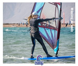 Nastolatka płynie na windsurfingu po lagunie w Dahab podczas wyjazdu windsurfingowego family Wavecamp
