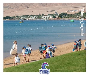Grupa dzieci idzie na zajęcia podczas wyjazdu Wavecamp do Dahab