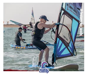 Uczestnik wyjazdu windsurfingowego Wavecamp na Rodos podczas zajęć