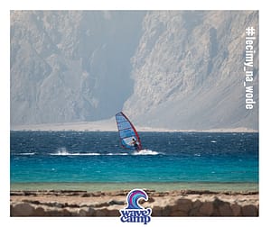 Obozy windsurfingowe dla rodzin do Egiptu, polscy instruktorzy, surfer na tle błękitnej wody