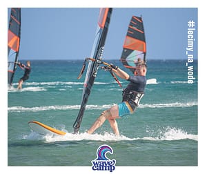 Kursant w pierwszym ślizgu na desce windsurfingowej podczas obozu windsurfingowego dla dorosłych organizowanego przez Wavecamp na Rodos