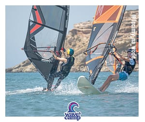 Dzieci płyną na deskach windsurfingowych, kursy windsurfingowe Rodos