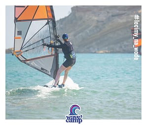 Dziewczynka na desce windsurfingowej, obozy windsurfingowe