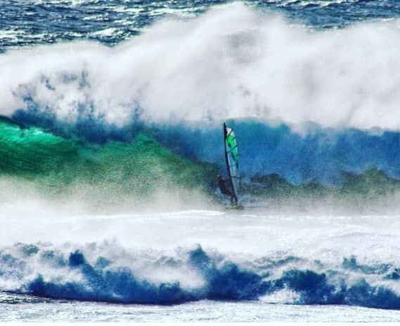 Windsurfing na falach