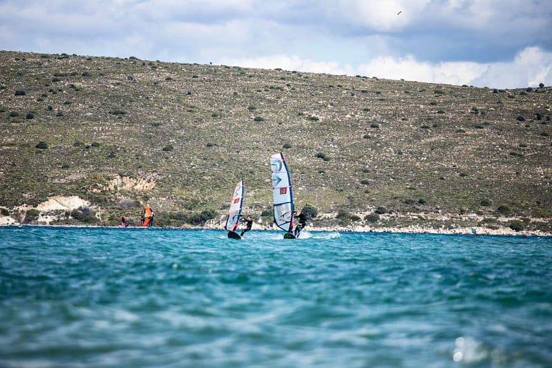 Na lekcji windsurfingu w Turcji instruktor uczy kursanta pływania w ślizgu