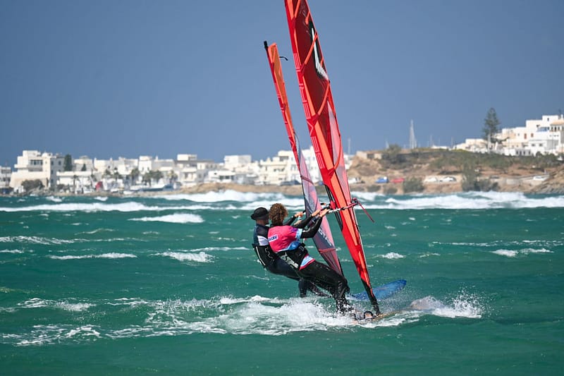 Instruktor windsurfingu Wavecamp szkoli kursanta podczas zajęć na Naxos