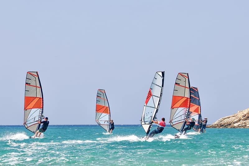 Winsdurferzy i instruktor windsurfingu Wavecamp podczas zajęć na wodzie na Rodos