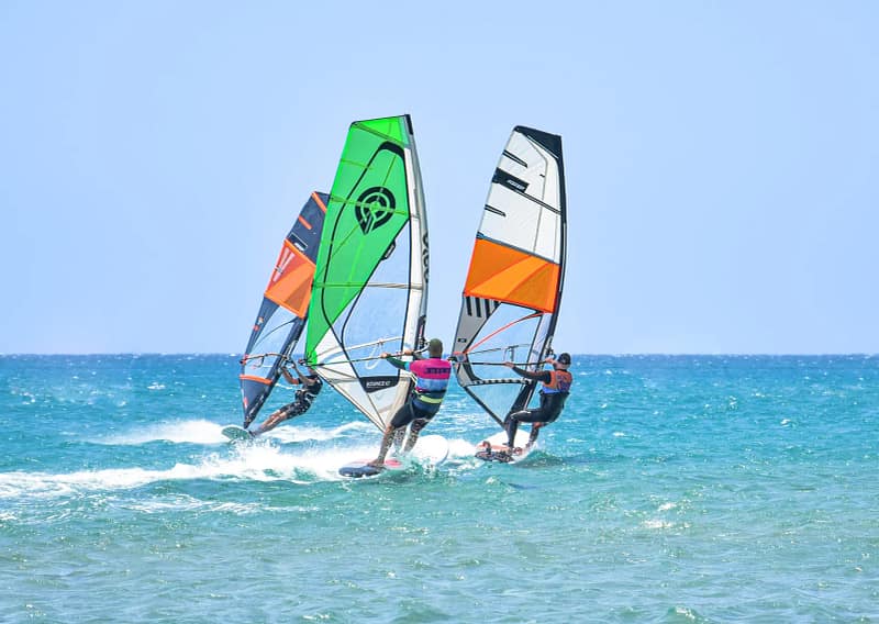 Uczestnicy szkolenia windsurfingowego Wavecamp na Rodos podczas szkolenia