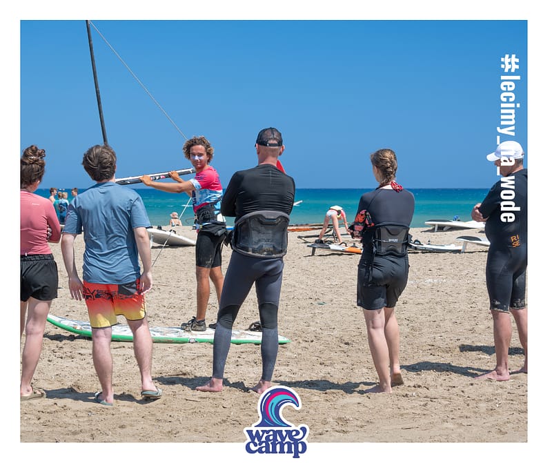 Grupa windsurferów na plaży Prasonisi