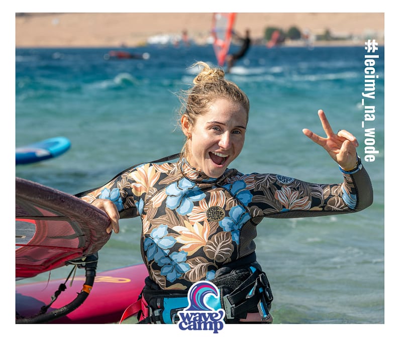 Uśmiechnięta windsurferka uczestniczka zajęć Wavecamp w Dahab