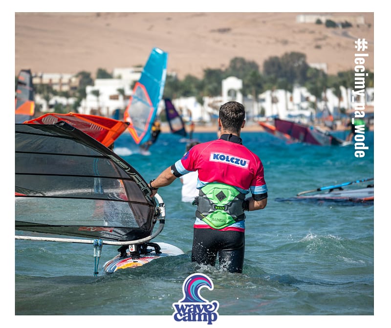 Instruktor windsurfingu Wavecamp podczas zajęć na wodzie w Dahab w Egipcie