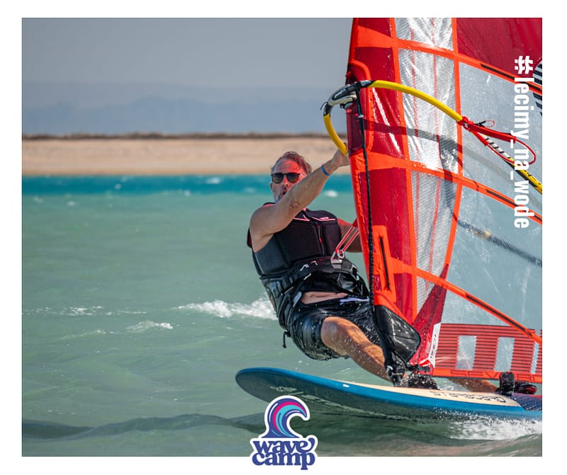 Kursant na wyjeździe windsurfingowym do Dahab w Egipcie płynie na desce w ślizgu